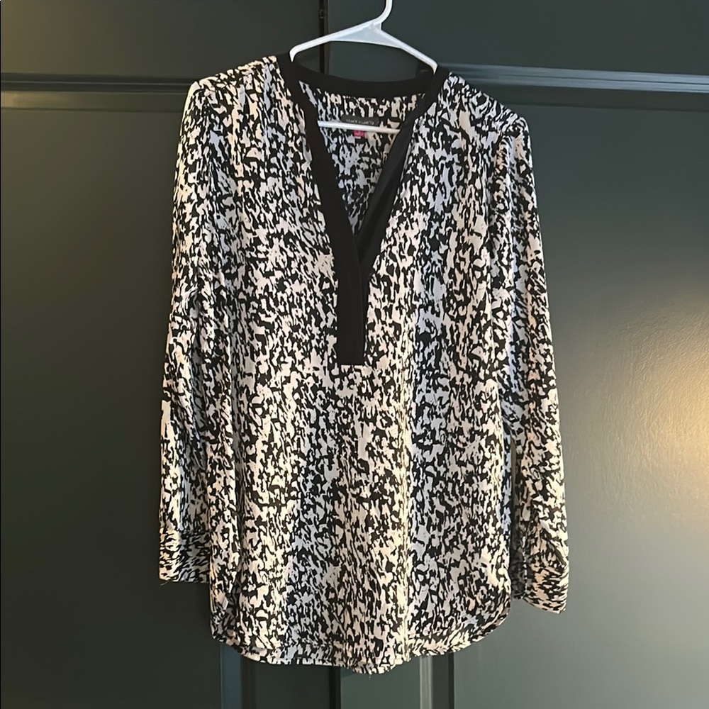 Vince Camuto Black and White Graphic Pull-Over Blouse